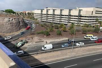 Espectacular vuelco de una hormigonera en la GC-3, a la altura de Siete Palmas/TA.