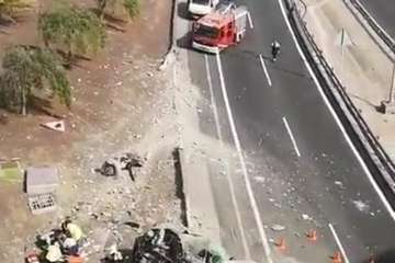 Espectacular vuelco de una hormigonera en la GC-3, a la altura de Siete Palmas/TA.