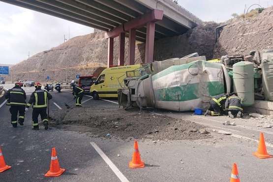 Espectacular vuelco de una hormigonera en la GC-3, a la altura de Siete Palmas/TA.