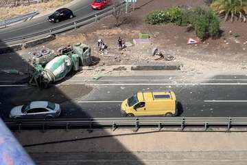 Espectacular vuelco de una hormigonera en la GC-3, a la altura de Siete Palmas/TA.