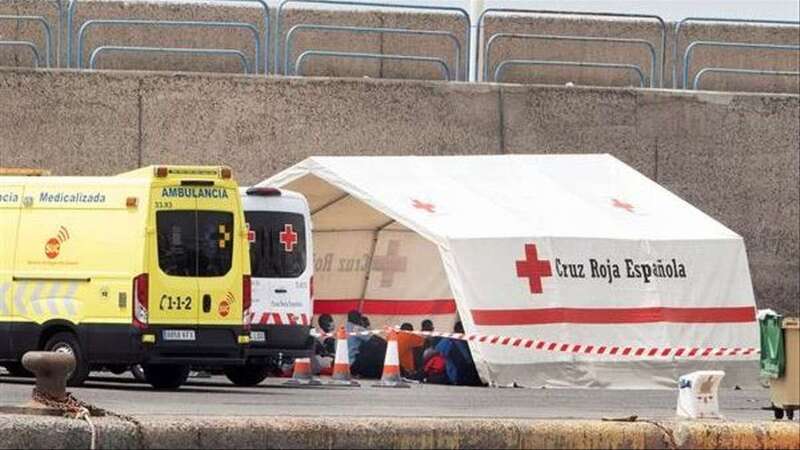 Cruz Roja y el Servicio de Urgencias Canario atienden a un grupo de personas en el muelle de Arguineguín (Mogán)/Efe /Quique Curbelo.