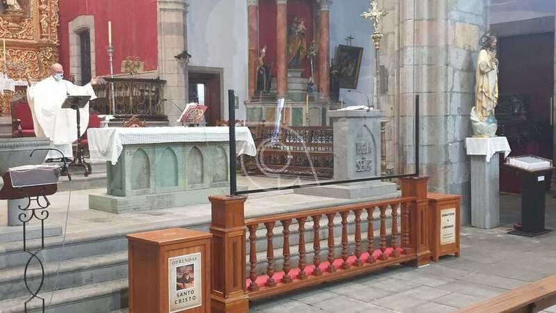 Mampara colocada entre el altar y los primeros asientos en la Basílica de Telde/TA.