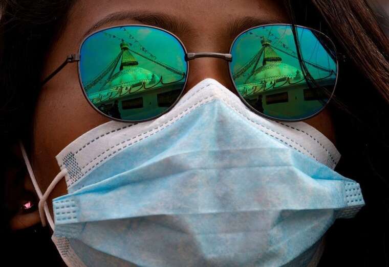 Una mujer con una mascarilla (Foto EFE / Narendra Shrestha)