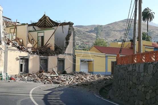 Derrumbe de la fachada de una casa en Santa Brígida/TA.