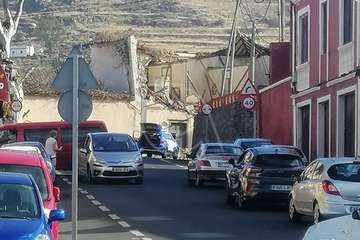 Derrumbe de la fachada de una casa en Santa Brígida/TA.