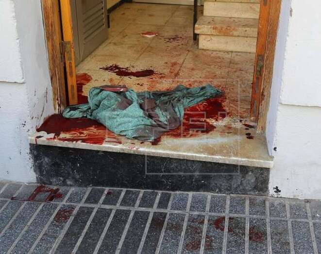 Restos de sangre a la entrada del inmueble (Foto EFE / Elvira Urquijo A.)