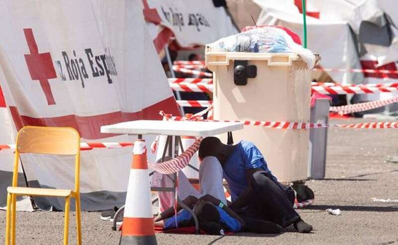 Imagen de dos jóvenes rescatados este viernes por Salvamento Marítimo /Quique Curbelo/EFE.