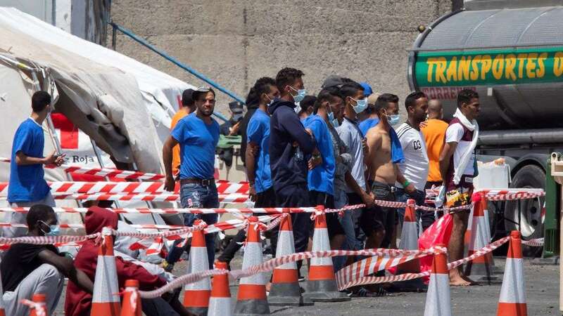 Algunos de los inmigrantes que permanecen en el muelle de Arguineguín a la espera de plazas de acogida/CAhora.