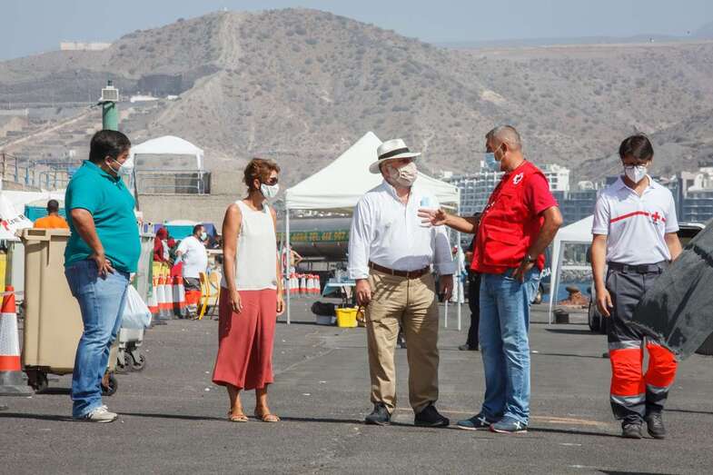 Arcadio Díaz y la alcaldes de Mogán, Onalia Bueno, durante la visita/Acfi Press.
