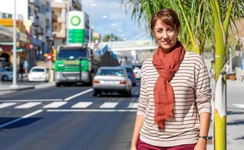  La alcaldesa Onalia Bueno abandona la sede del Consistorio en un coche (Foto EFE / Quique Curbelo)