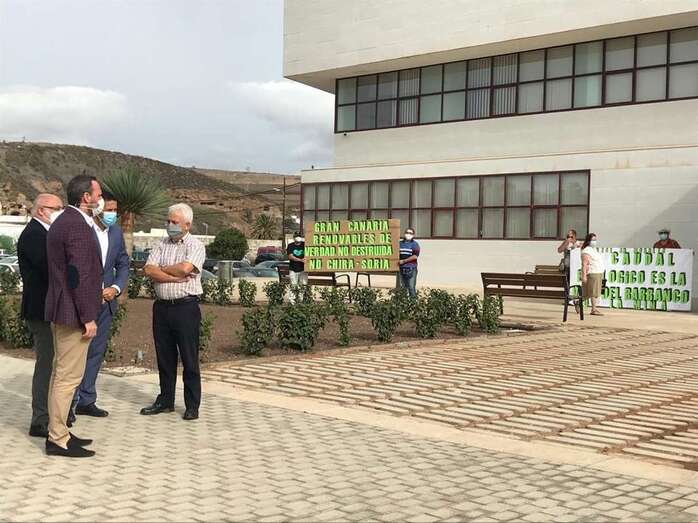 Imagen de la protesta este jueves a las puertas de la nueva sede del Ayuntamiento de Telde (Foto TA)