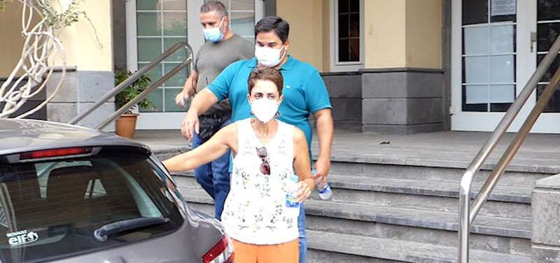 Onalia Bueno y Mencey Navarro abandonan las dependencias municipales/Acfi Press.