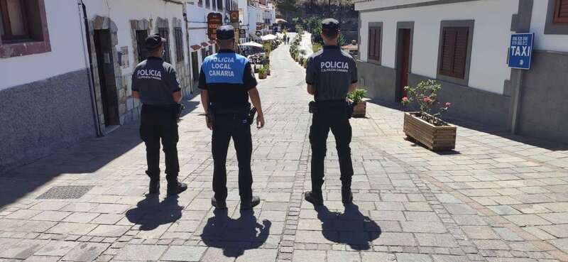Agentes de la Policía Canaria apoyan al único agente de la Policía Local con el que cuenta Tejeda (Foto TA)