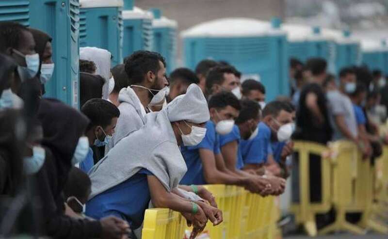 Imagen de archivo de inmigrantes llegados en otras embarcaciones en el muelle de Arguineguín/EFE.