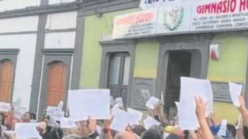 Concentracíón en apoyo al profesor condenado/C7.