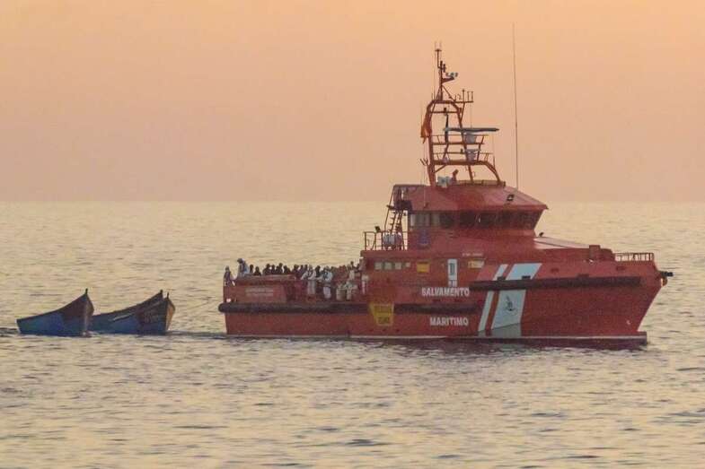 Embarcación de Salvamento Marítimo en las cercanías del muelle de ArgUineguín/Antonio Rico.