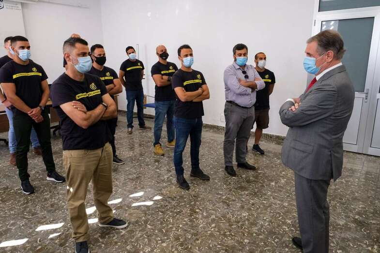 El consejero de Hacienda del Cabildo de Gran Canaria y presidente del Consorcio de Emergencias, Pedro Justo Brito, presidió el acto en el que los nuevos profesionales tomaron posesión de su cargo/TA.