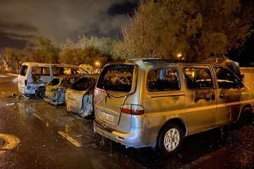  Los bomberos usan 6.000 litros para sofocar un incendio que calcinó cuatro vehículos en Pozo Izquierdo/TA.