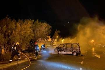  Los bomberos usan 6.000 litros para sofocar un incendio que calcinó cuatro vehículos en Pozo Izquierdo/TA.