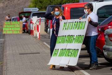 Protesta de ecologistas durante la visita institucional/TA.