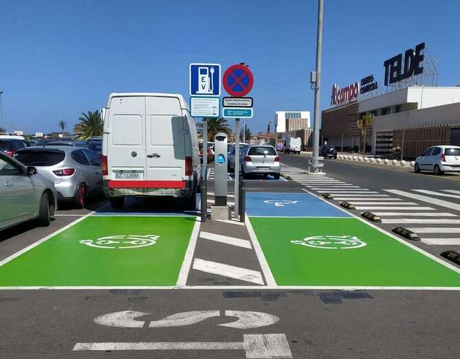 Punto de recarga en el Parque Comercial La Mareta, en Telde/TA: