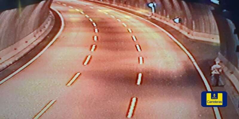 Imagen en la que se ve al peatón caminando por el interior del túnel/Carreteras del Cabildo de GC.