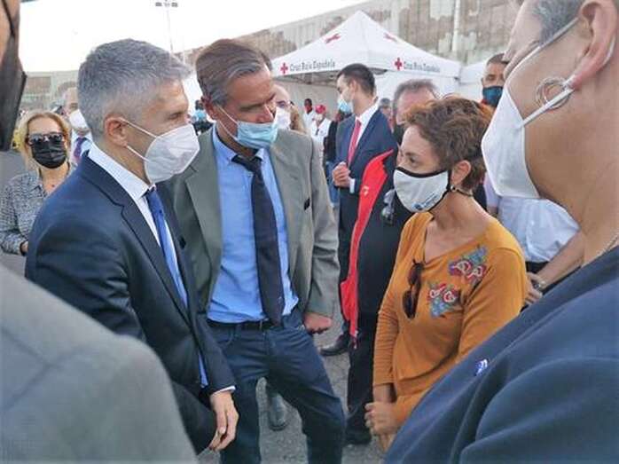 El ministro conversa con la alcaldesa de Mogán/TA.