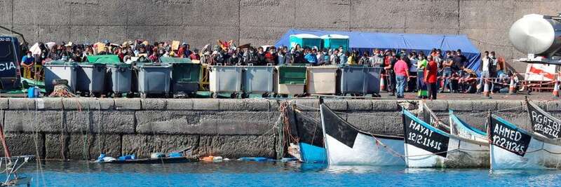 Inmigrantes confinados en el muelle de Arguineguín/EFE.