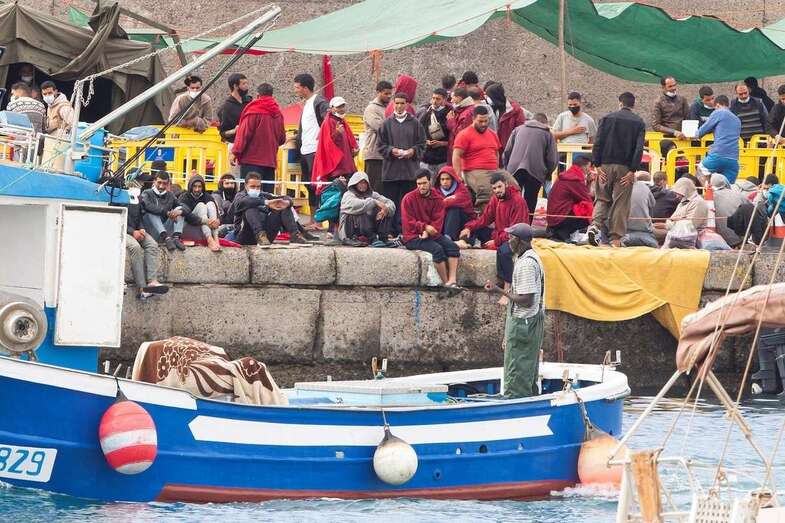 Inmigrantes , en el muelle de Arguineguín/TA.