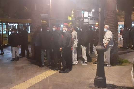 Los más de 200 inmigrantes que la Policía deja fuera del campamento de Arguineguín, trasladados a la capital/TA/RTVC Y TC.