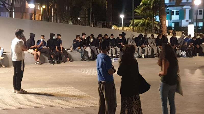 Inmigrantes en la plaza de La Feria, en la capital grancanaria/TA.