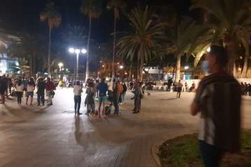Inmigrantes concentrados en la plaza de La Feria, en la capital grancanaria/TA.