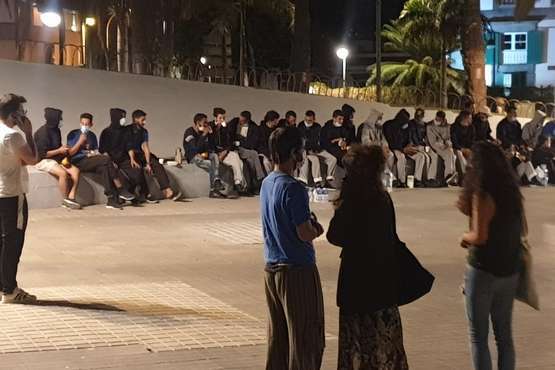 Inmigrantes concentrados en la plaza de La Feria, en la capital grancanaria/TA.