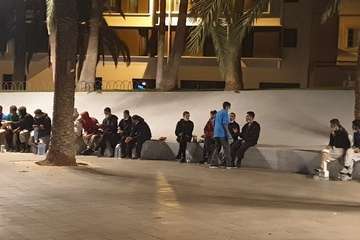 Inmigrantes concentrados en la plaza de La Feria, en la capital grancanaria/TA.