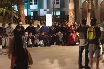 Inmigrantes concentrados en la plaza de La Feria, en la capital grancanaria/TA.