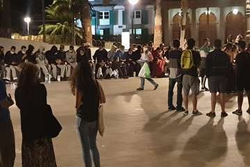 Inmigrantes concentrados en la plaza de La Feria, en la capital grancanaria/TA.