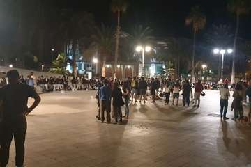Inmigrantes concentrados en la plaza de La Feria, en la capital grancanaria/TA.