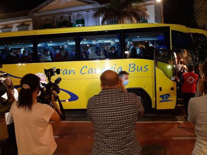 Guagua que trasladó de nuevo al sur a un grupo de inmigrantes/TA.