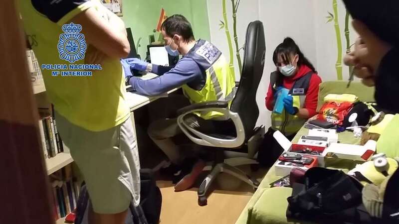 Agentes de la Policía Nacional durante el registro en la vivienda de uno de los detenidos/Policía Nacional.