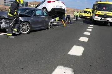 Espectacular colisión entre dos vehículos en la autovía GC-1, en dirección sur/TA