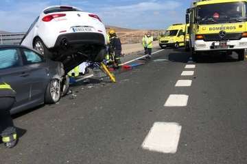 Espectacular colisión entre dos vehículos en la autovía GC-1, en dirección sur/TA