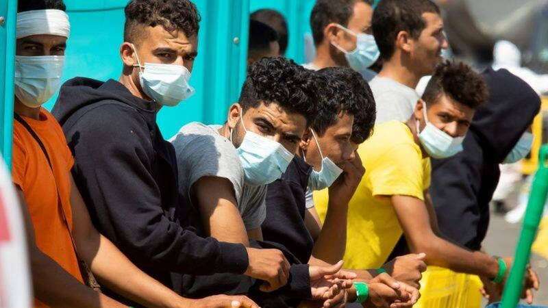 Inmigrantes , en el muelle de Arguineguín/TA.