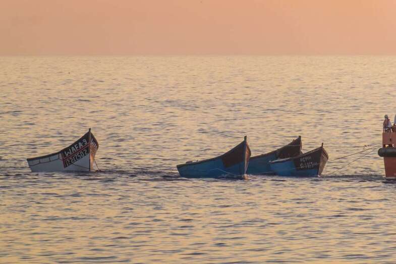 Salvamento Marítimo arrastra varias pateras, en una imagen de semanas atrás/Antonio Rico.