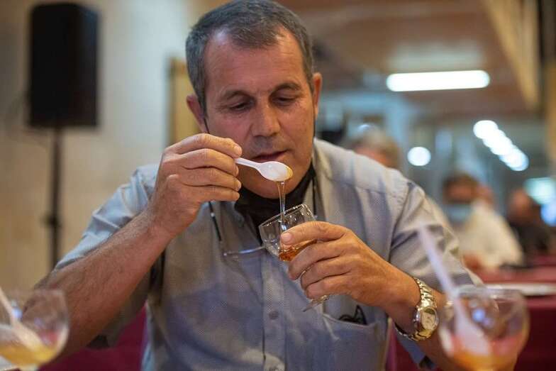 Un experto valora una muestra de miel/TA.
