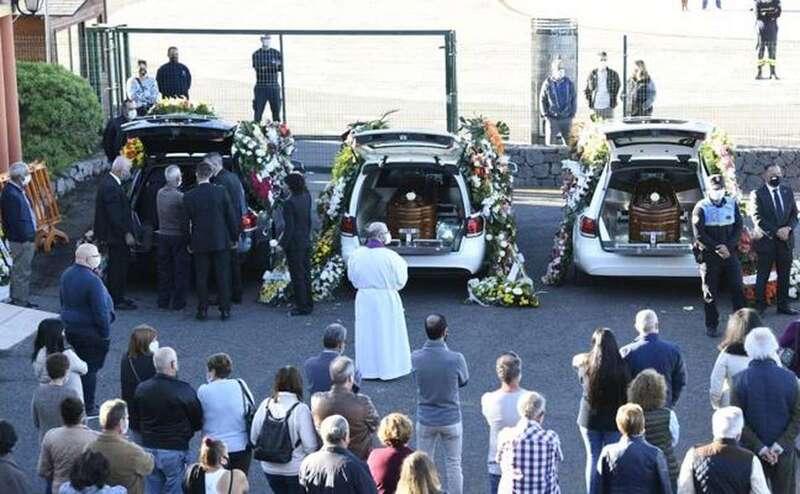Imagen del sepelio de trres de los fallecidos en el accidente/Arcadio Suárez/C7.