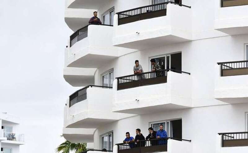 Inmigrantes en los balcones del hotel Waikiki/C7.