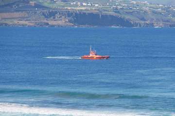 Amplio dispositivo, con un helicóptero del GES, en la costa de la capital grancanaria/Acfi Press.