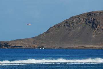 Amplio dispositivo, con un helicóptero del GES, en la costa de la capital grancanaria/Acfi Press.