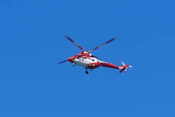 Amplio dispositivo, con un helicóptero del GES, en la costa de la capital grancanaria/Acfi Press.