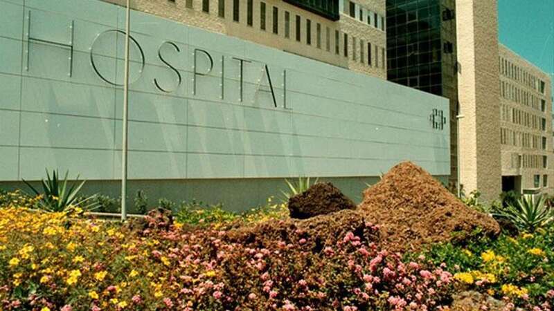 Detectado un brote en una planta del Hospital Dr. Negrín con cuatro pacientes y dos trabajadores afectados/EP.